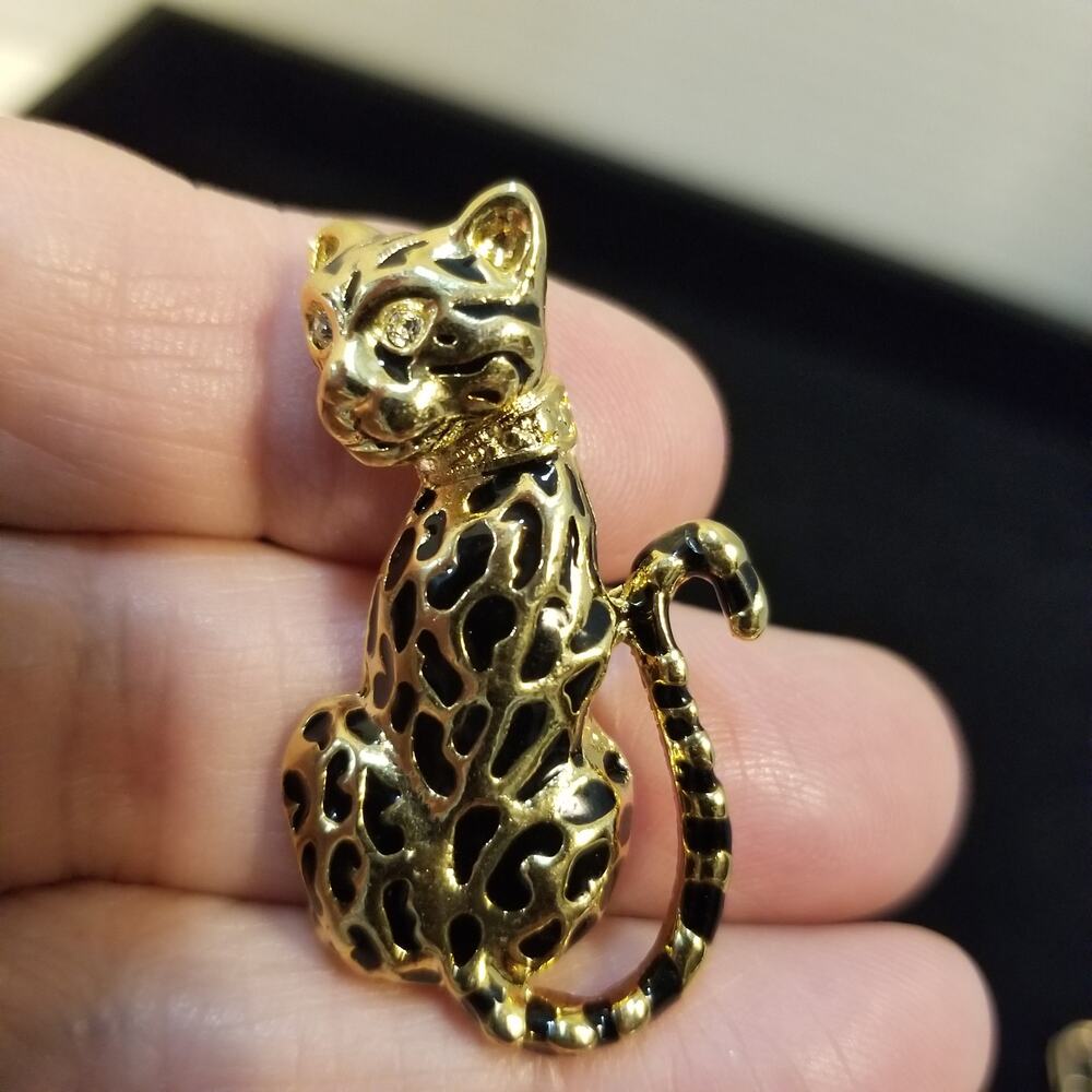 Vintage gold tone leopard brooch with black enamel spots and rhinestones